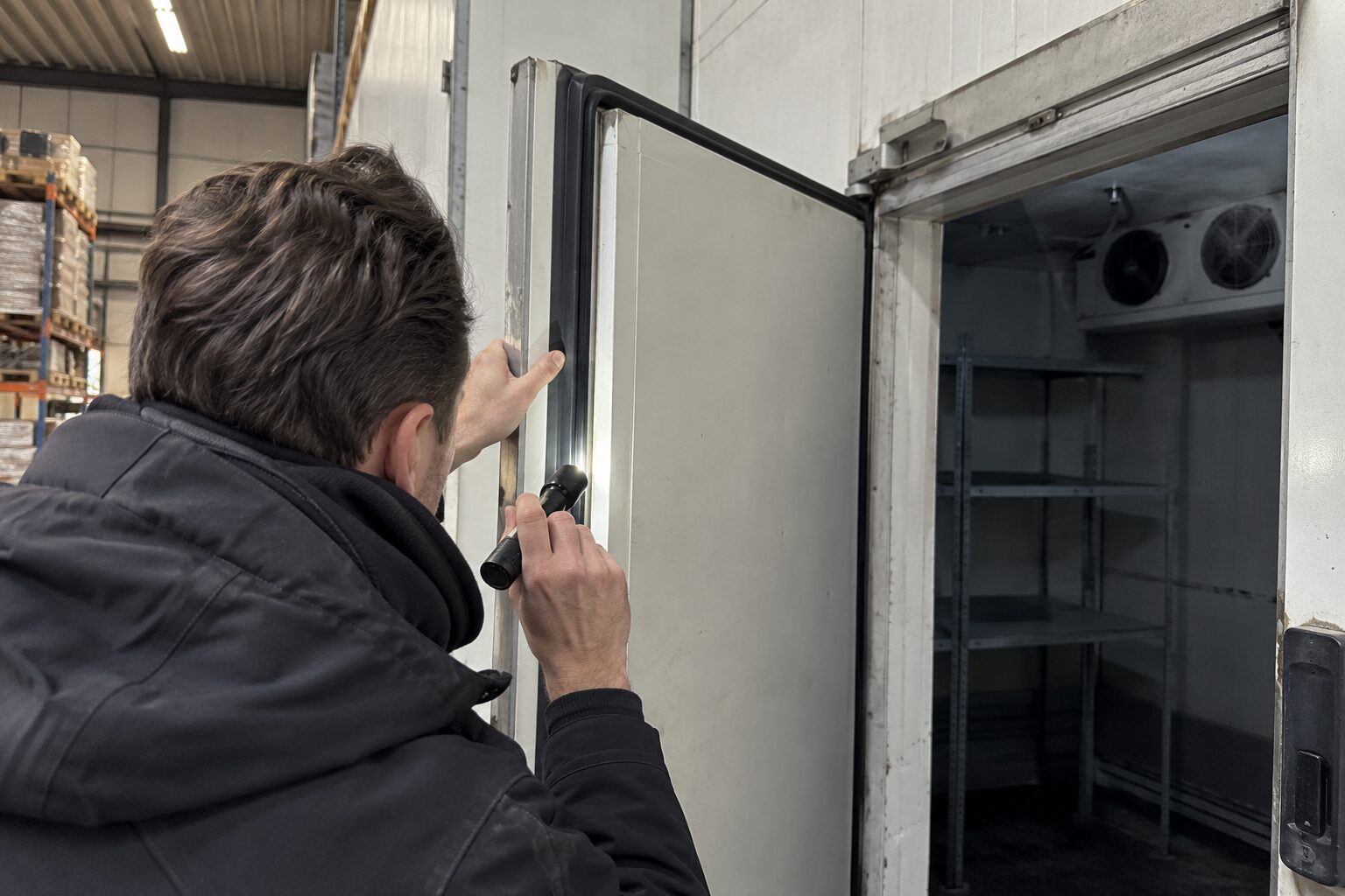 Illustratie van inspectie van het deurrubber van een gebruikte koelcel